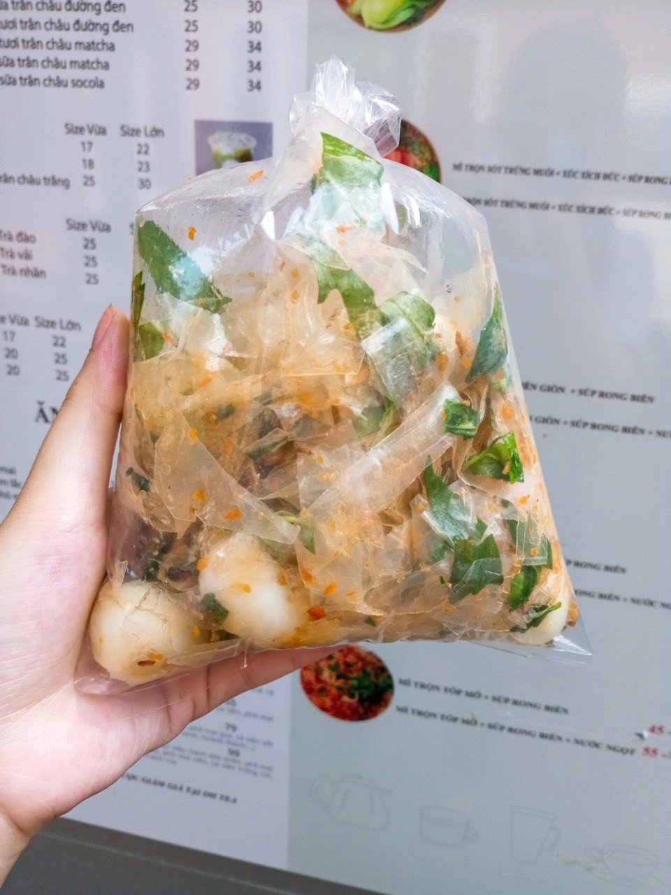 Bánh tráng trộn tỏi ớt ( 3 trứng cút )